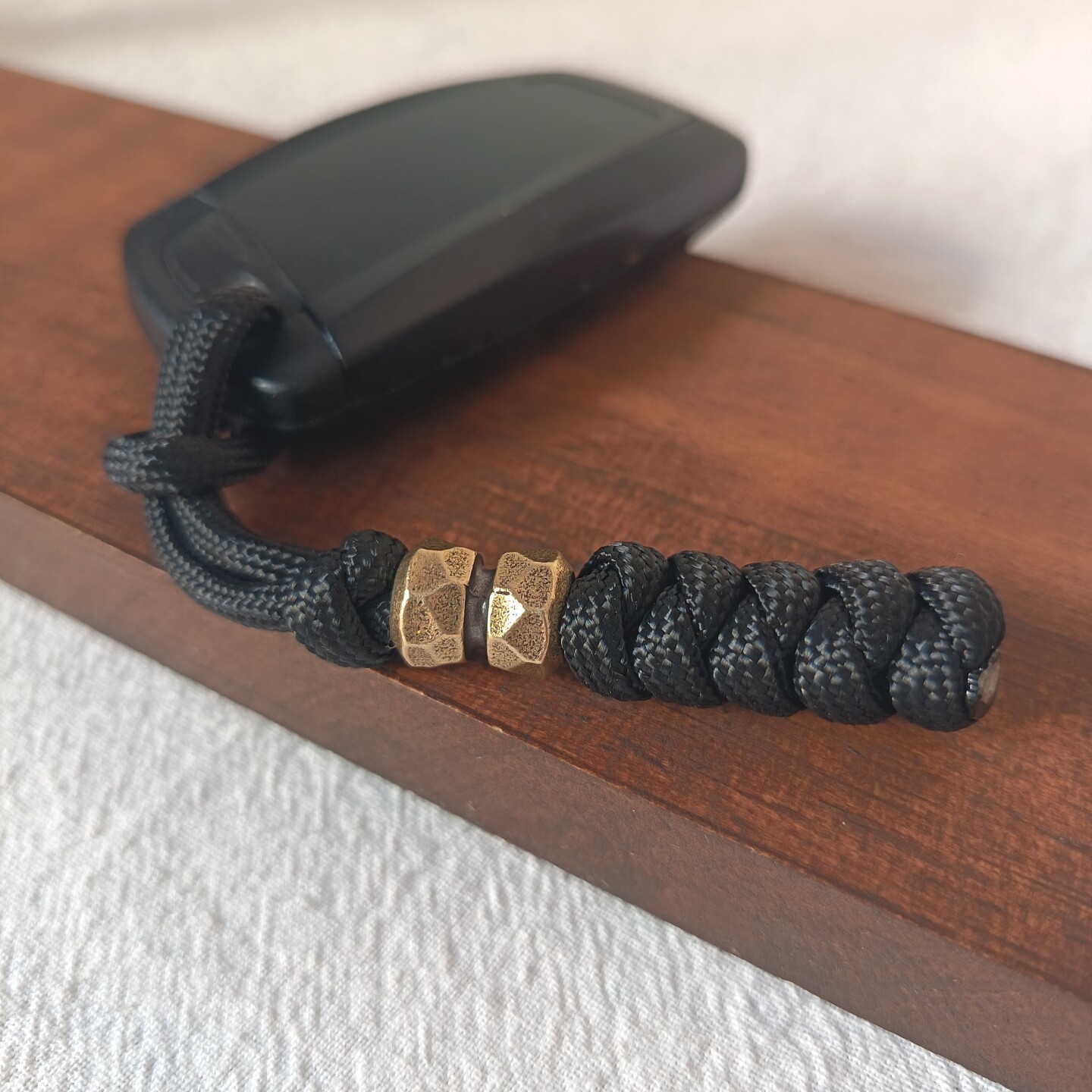 高级感户外黄铜锤纹锻制编织伞绳装饰包挂件车钥匙扣EDC刀坠挂饰