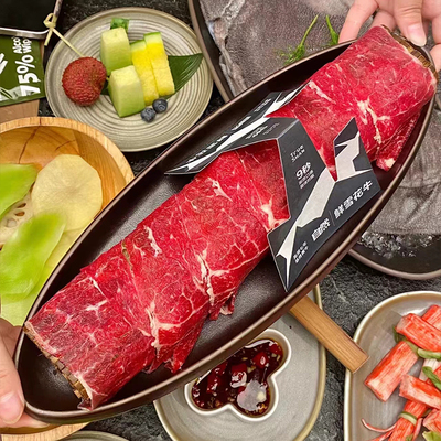 网红山野风格火锅店雪花牛肉餐具