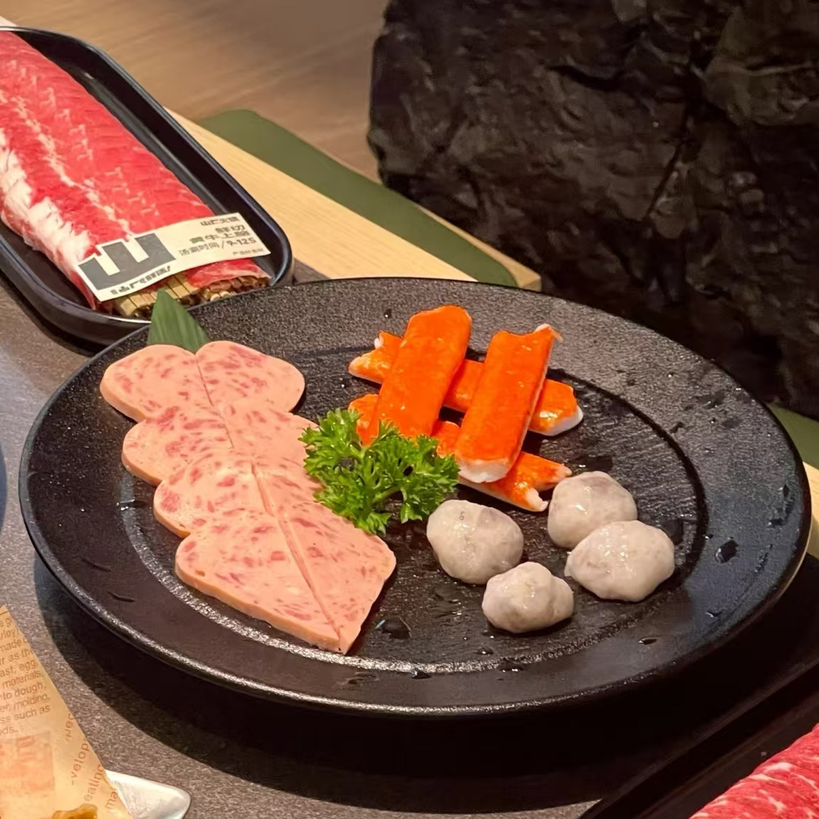 密胺黑色磨砂圆形仿瓷盘子创意火锅店虾滑丸子蟹棒牛餐肉拼盘餐具