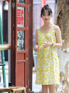 RookieCombo新职人 黄底白色气泡印花V领吊带印花连衣裙