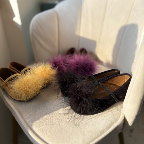 韩版童鞋2026女童春秋新款仙女大毛球公主皮鞋儿童金丝绒新年单鞋