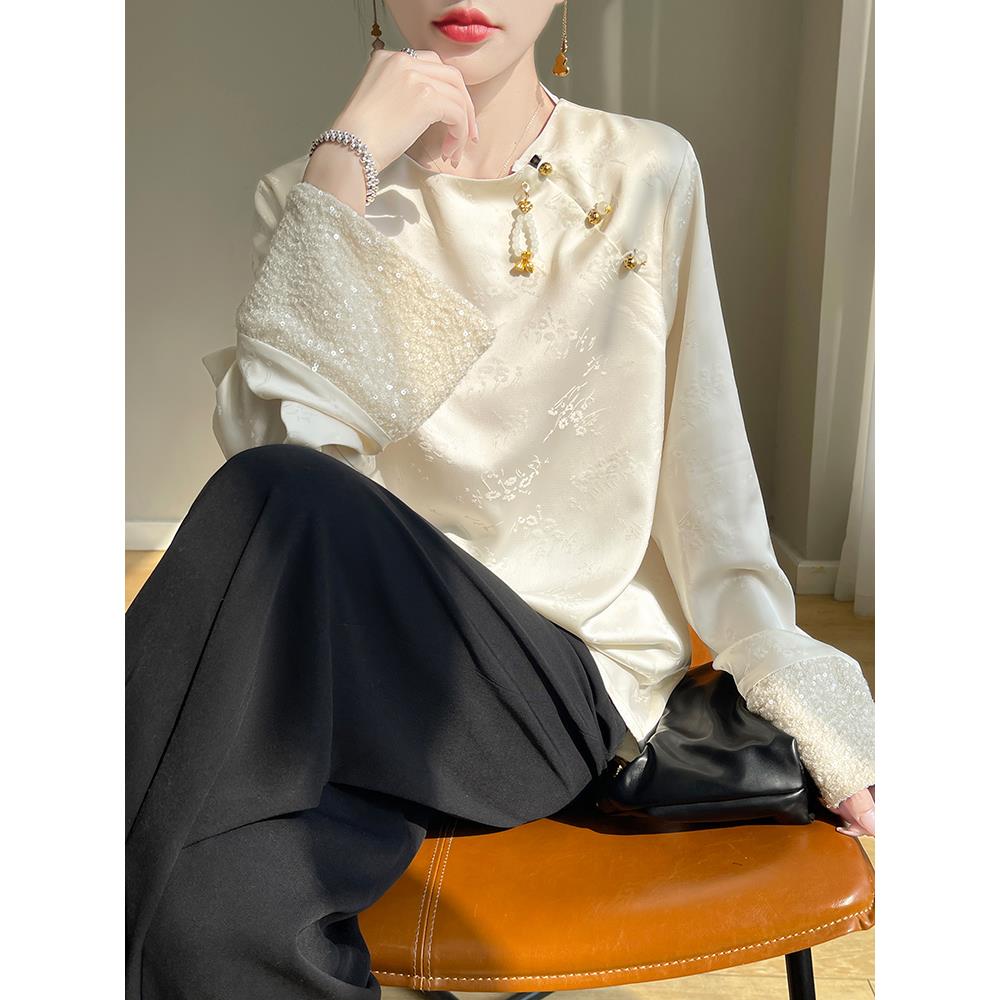 优质商品~ 2025春夏新款醋酸缎长袖女式圆领珍珠板扣民族风格提花
