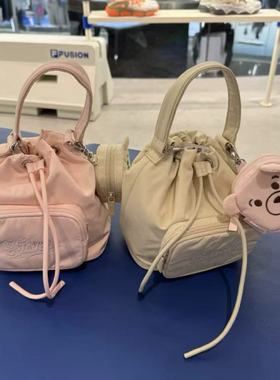 FILA斐乐潮牌女包 2025年秋新款运动休闲挎包水桶包T13W532124