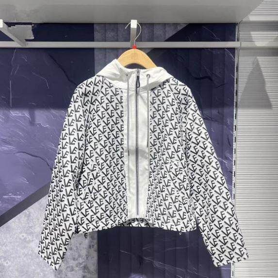斐乐fila正品25春新款女装运动宽松满印梭织连帽外套F11W514702F