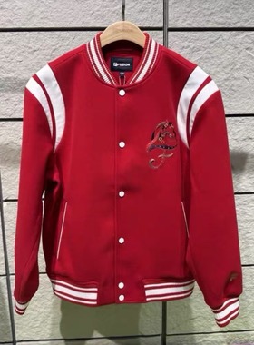 FILA斐乐潮牌2026新年男子限定系列马上起飞宽松棒球服T11M612704