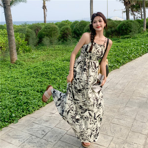 新中式国风水墨印花吊带连衣裙女2025夏季新款法式宽松显瘦长裙子,酒红色过膝连衣裙搭配什么鞋子好看图片