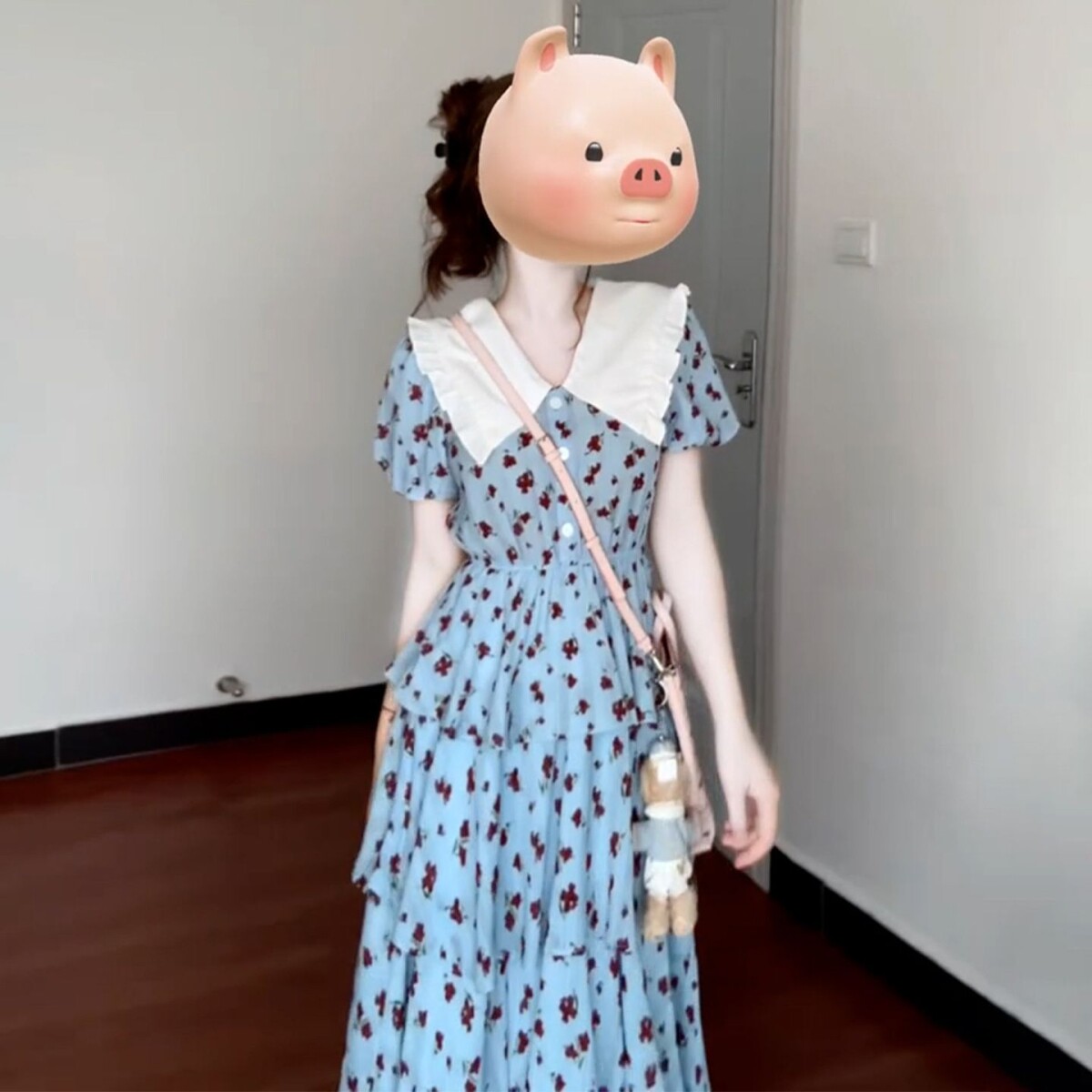蓝色娃娃领碎花洋装子女