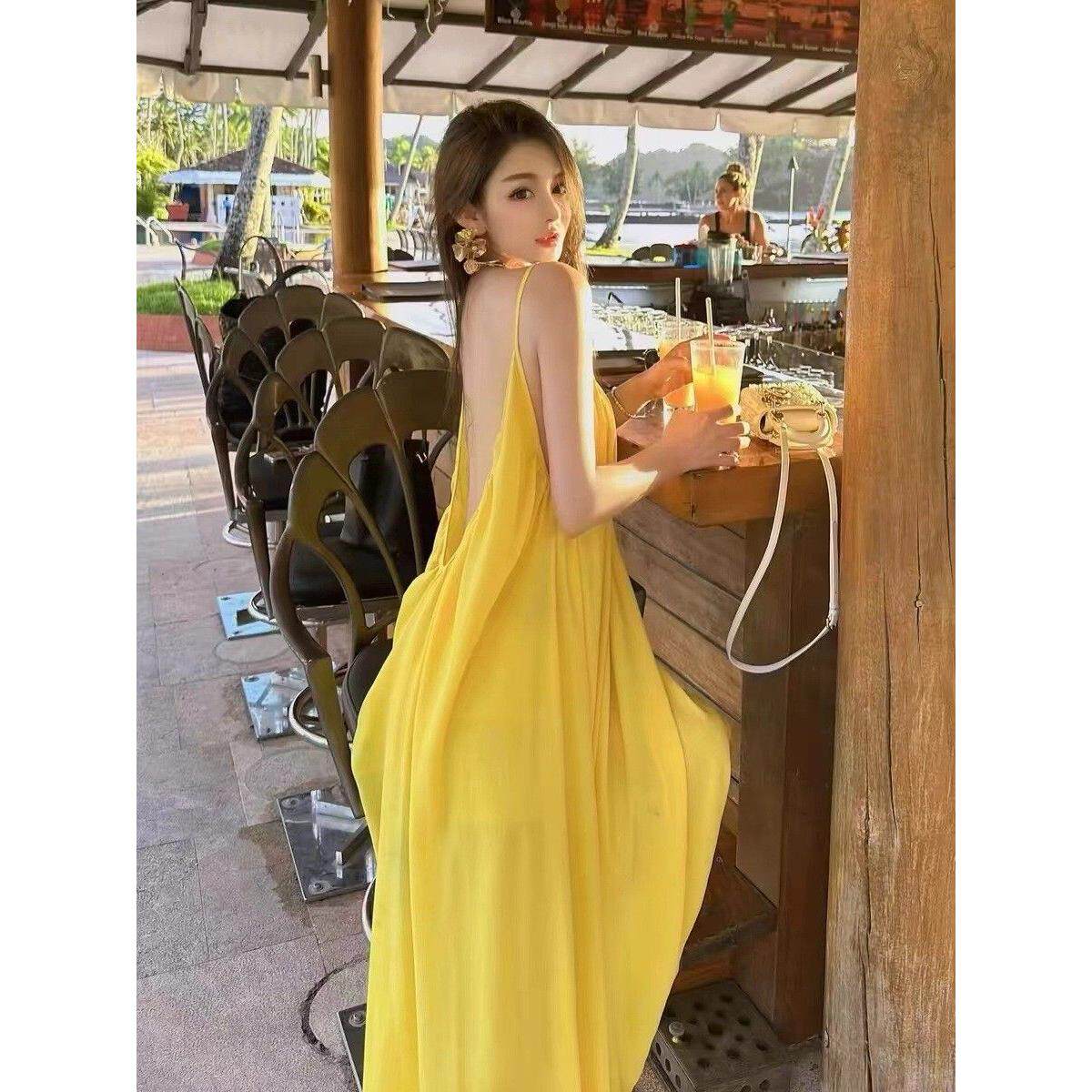 海边度假性感露背吊带连衣裙女夏季新款宽松a字裙温柔黄色长裙子