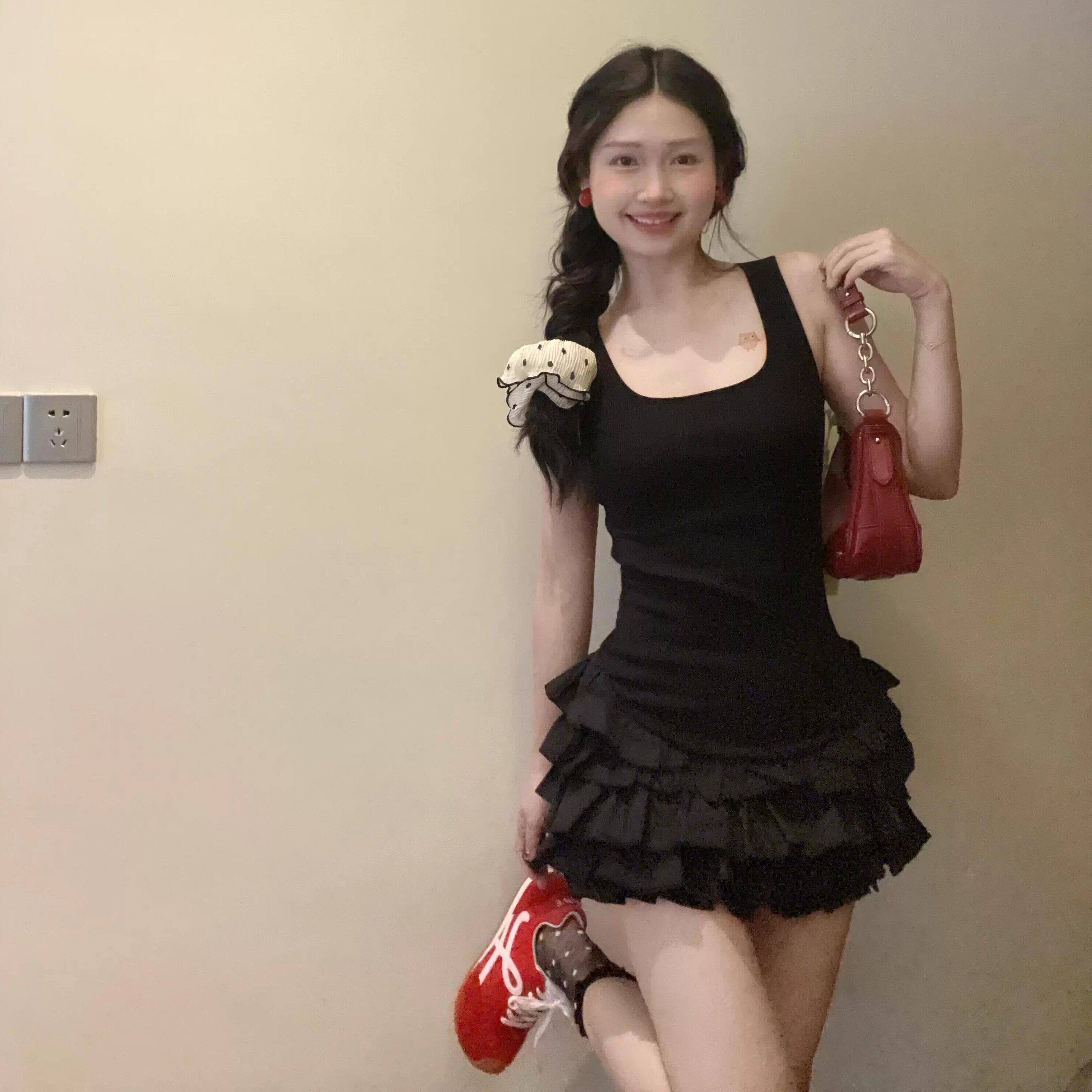 甜美白色吊带连衣裙女夏季修身收腰荷叶边蛋糕裙子芭蕾风a字短裙