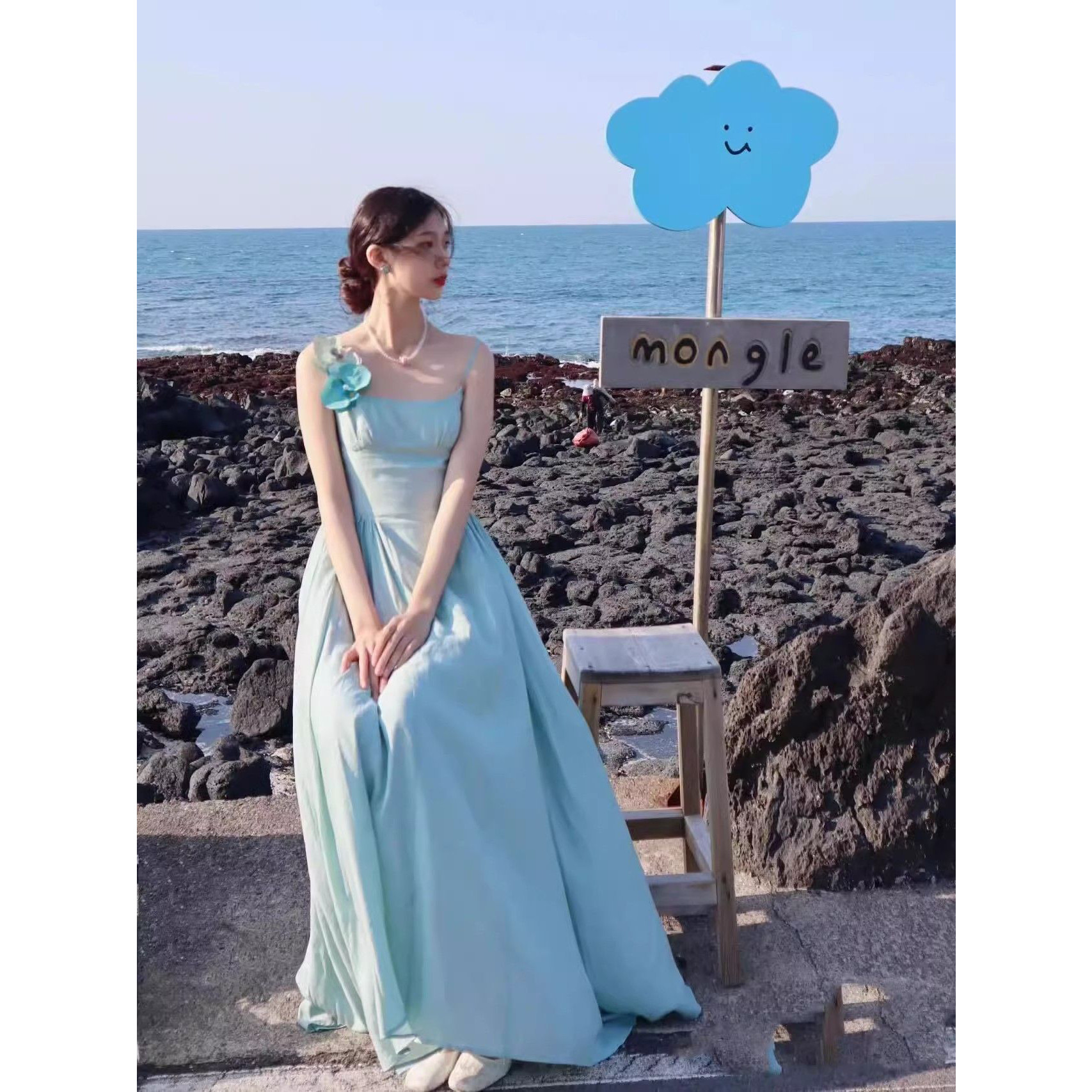 法式蓝色吊带连衣裙女夏季高级感超好看巴胺绝美海边度假沙滩长裙