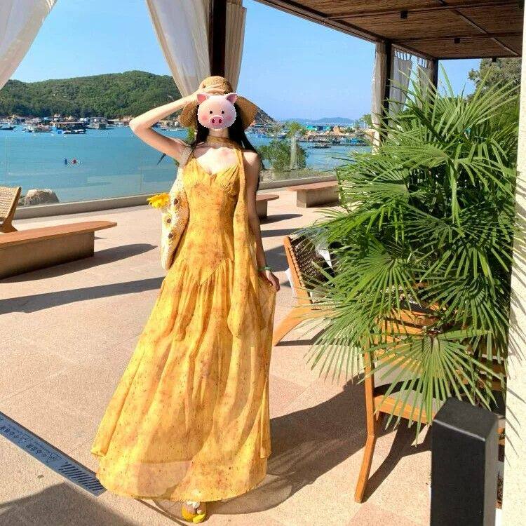 海边度假出片黄色碎花吊带连衣裙女夏法式茶歇绝美独特气质长裙子