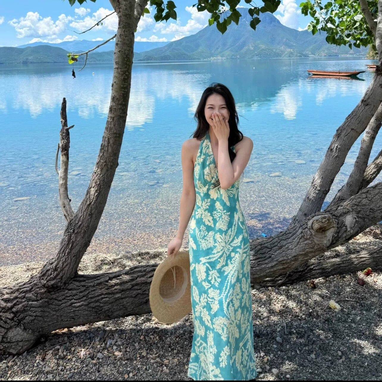 泰国旅游拍照复古印花挂脖连衣裙女夏季海边度假露背波西米亚长裙