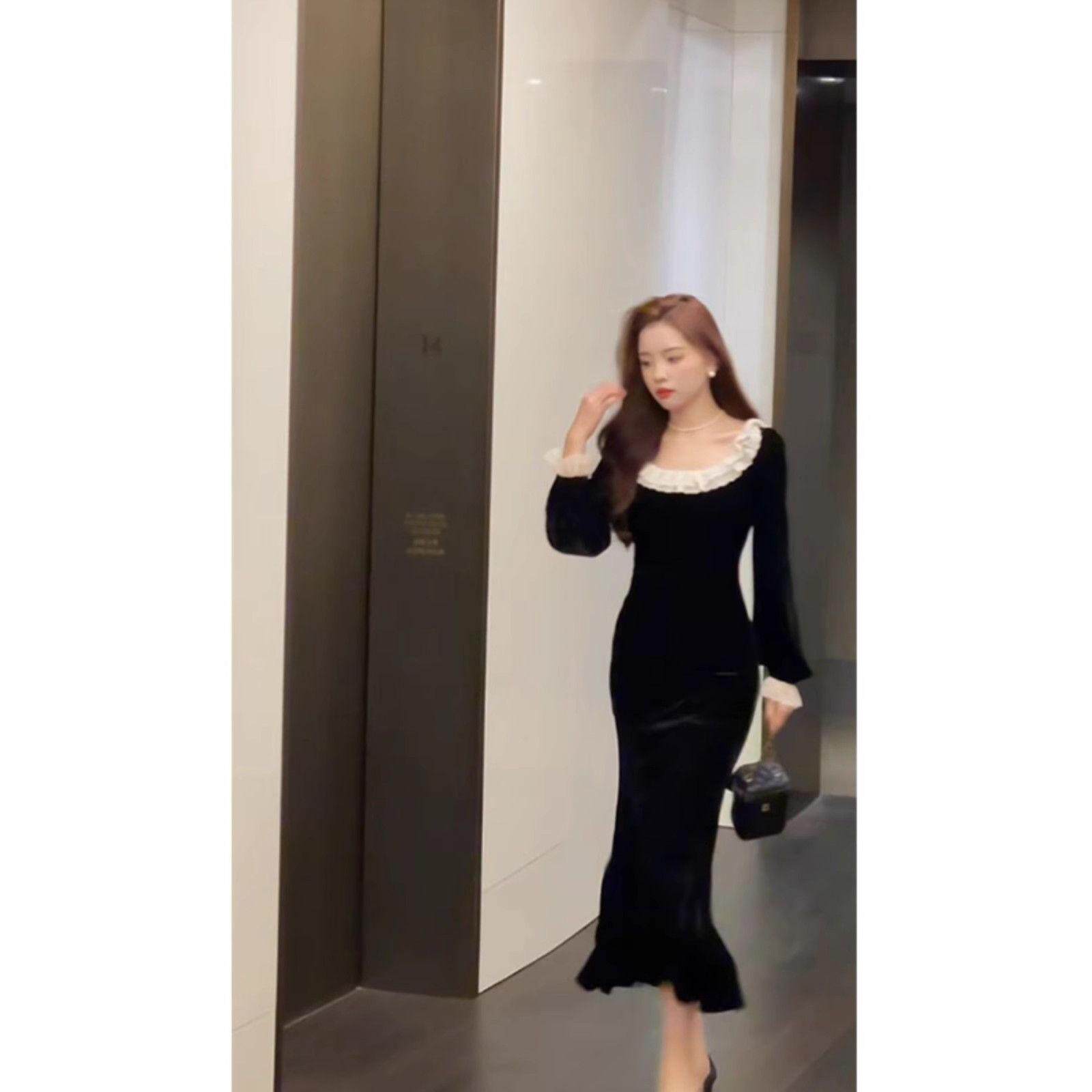 名媛千金穿搭女2026秋冬新款优雅气质复古蕾丝拼接丝绒新年连衣裙
