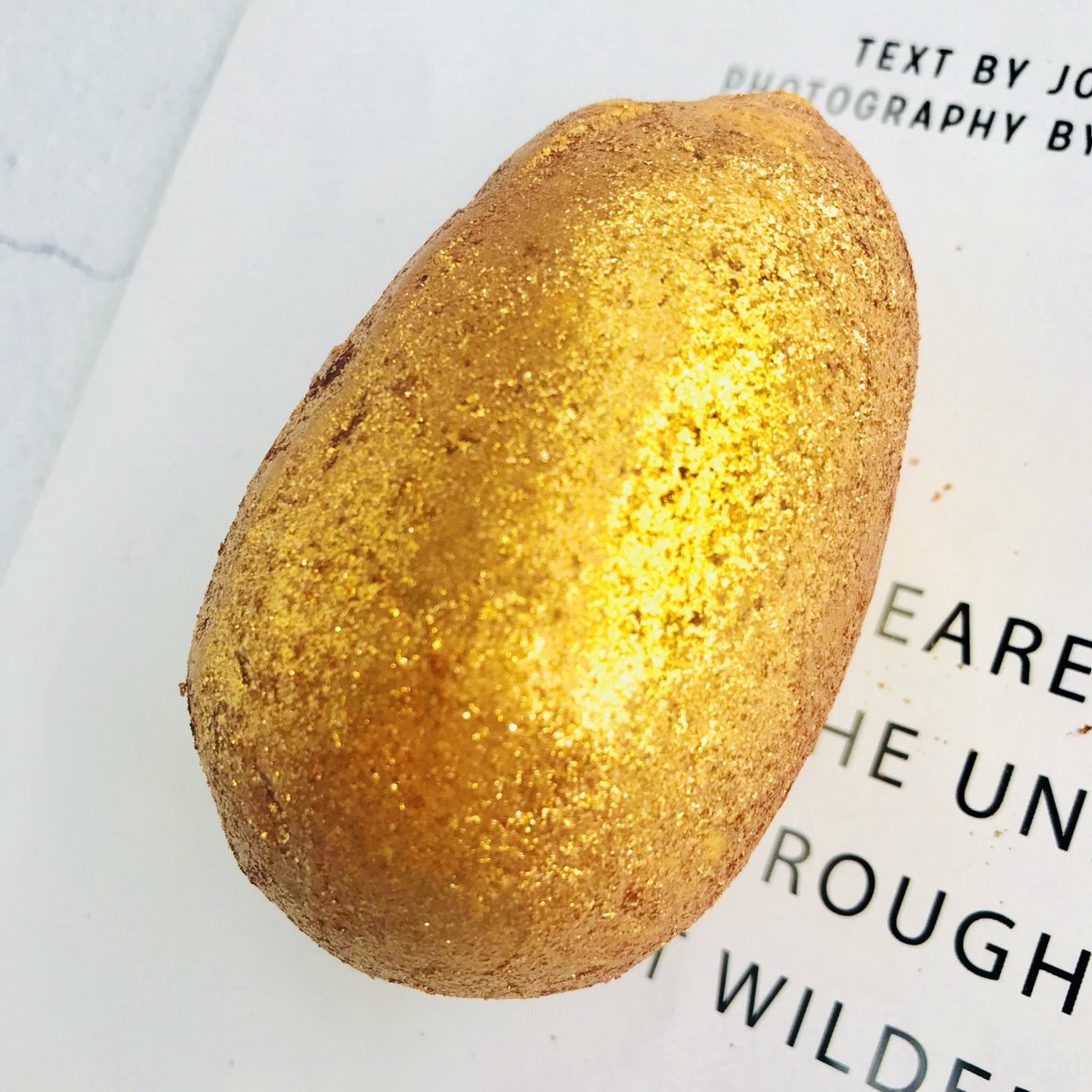 现货英国lush金蛋气泡弹100g泡澡浴球golden egg金光闪闪香甜味道