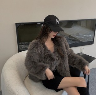 白色毛毛外套女秋冬季 皮扣短款 加厚仿狐狸毛皮草 洋气时尚 2024新款