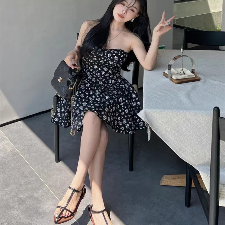 韩国洋气时髦穿黑色搭法式小碎花抹胸裙连衣裙纯欲性感短款蓬蓬裙