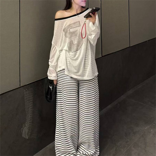 女 慵懒风时尚 洋气字母印花斜领露肩长袖 防晒T恤搭条纹阔腿裤 套装