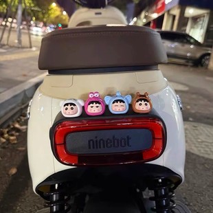 蜡笔小新九号电动车装 饰小配件m95c后尾尾部卡通仪表盘公仔小摆件