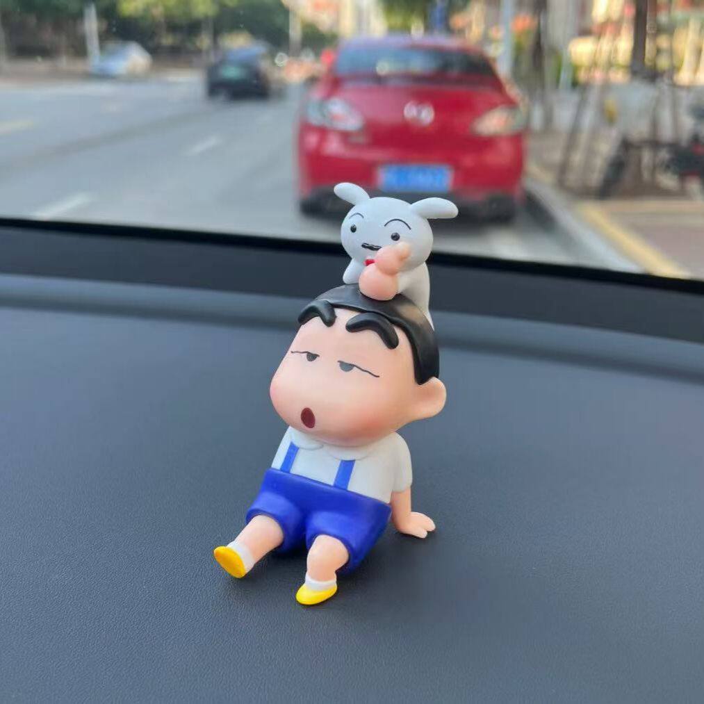 坐姿悠闲挨揍蜡笔小新桌面摆件