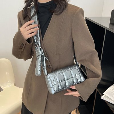 太空棉海绵羽绒包编织枕头包单肩手提包包女2022冬新潮斜挎小方包