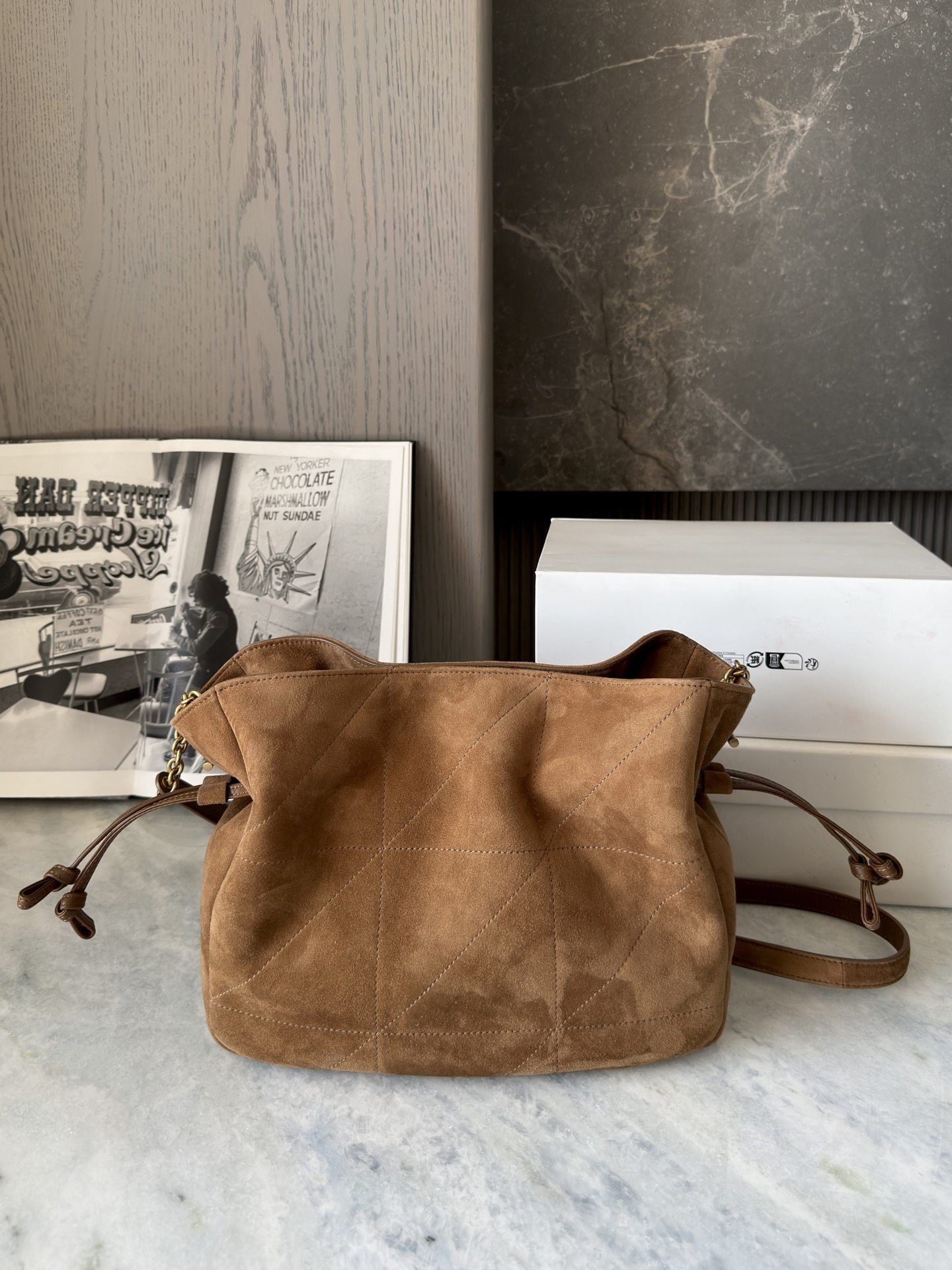 26新款进口麂皮绒皮焦糖复古菱格抽绳水桶包Jamie福袋斜挎包