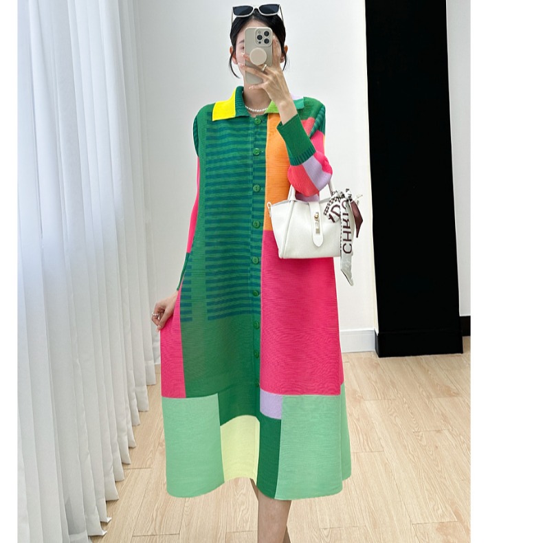 高级感褶皱连衣裙2025秋时尚撞色大码宽松单排扣开衫弹簧抖抖裙