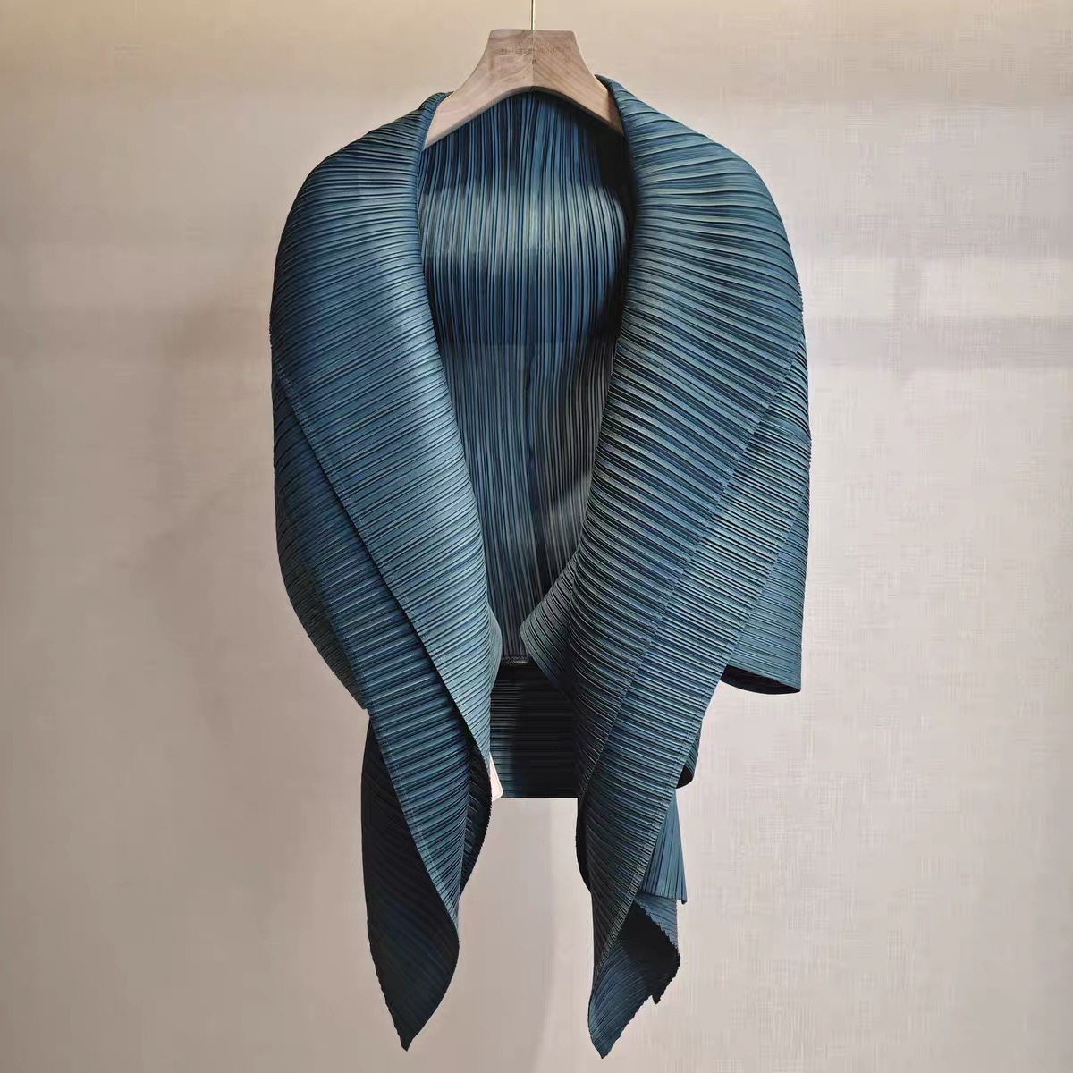 高端秋装三宅褶皱披肩女小众设计感阔太太百褶纯色百搭不规则外套