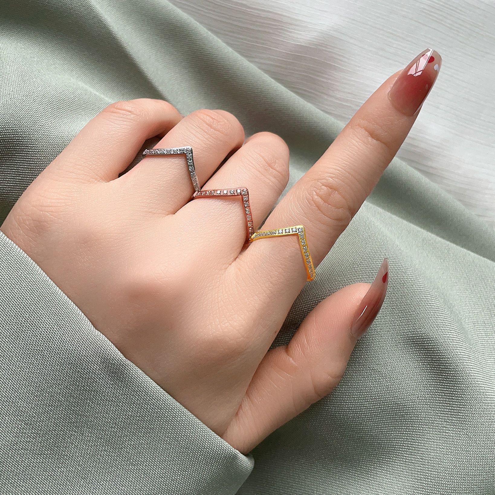 2023新款跨境CNC微镶钻V形戒指女钛钢高级设计感个性食指戒指环