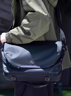 法国Mlcanl Kons星空斜挎包男大学生胸包新款单肩包休闲邮差背包