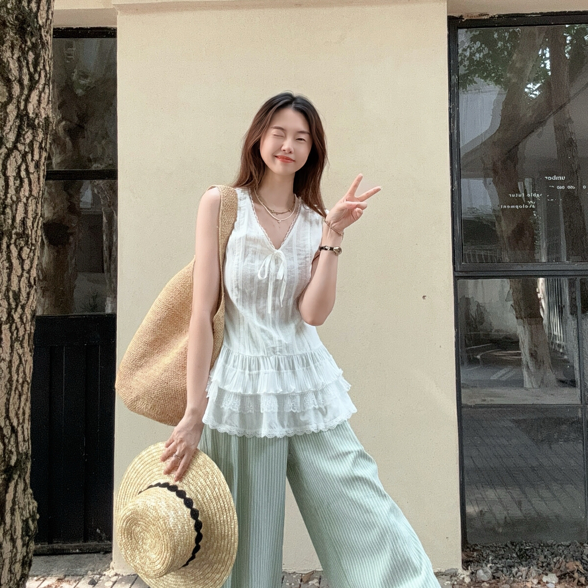 DARA ROSE-韩系小众设计款氛围感蕾丝无袖V领重工小衫DR3830