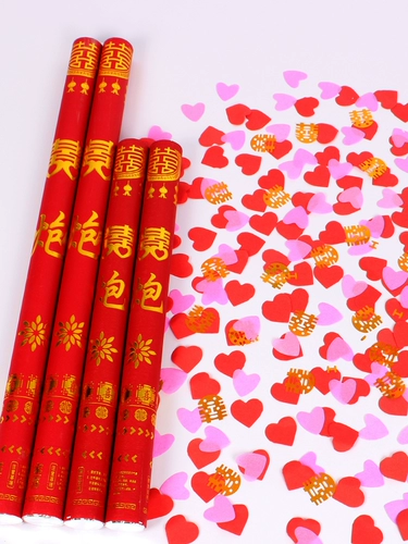 Церемония празднования церемонии свадебной церемонии цветочные цилиндры гости подарки, опрыскиваемые с мягкими лепестками, удерживающими, чтобы открыть