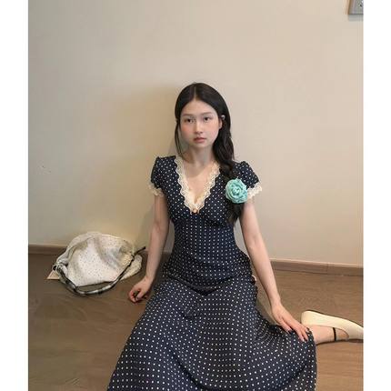 法式复古v领蕾丝边波点长裙夏季设计感小众收腰显瘦度假连衣裙女