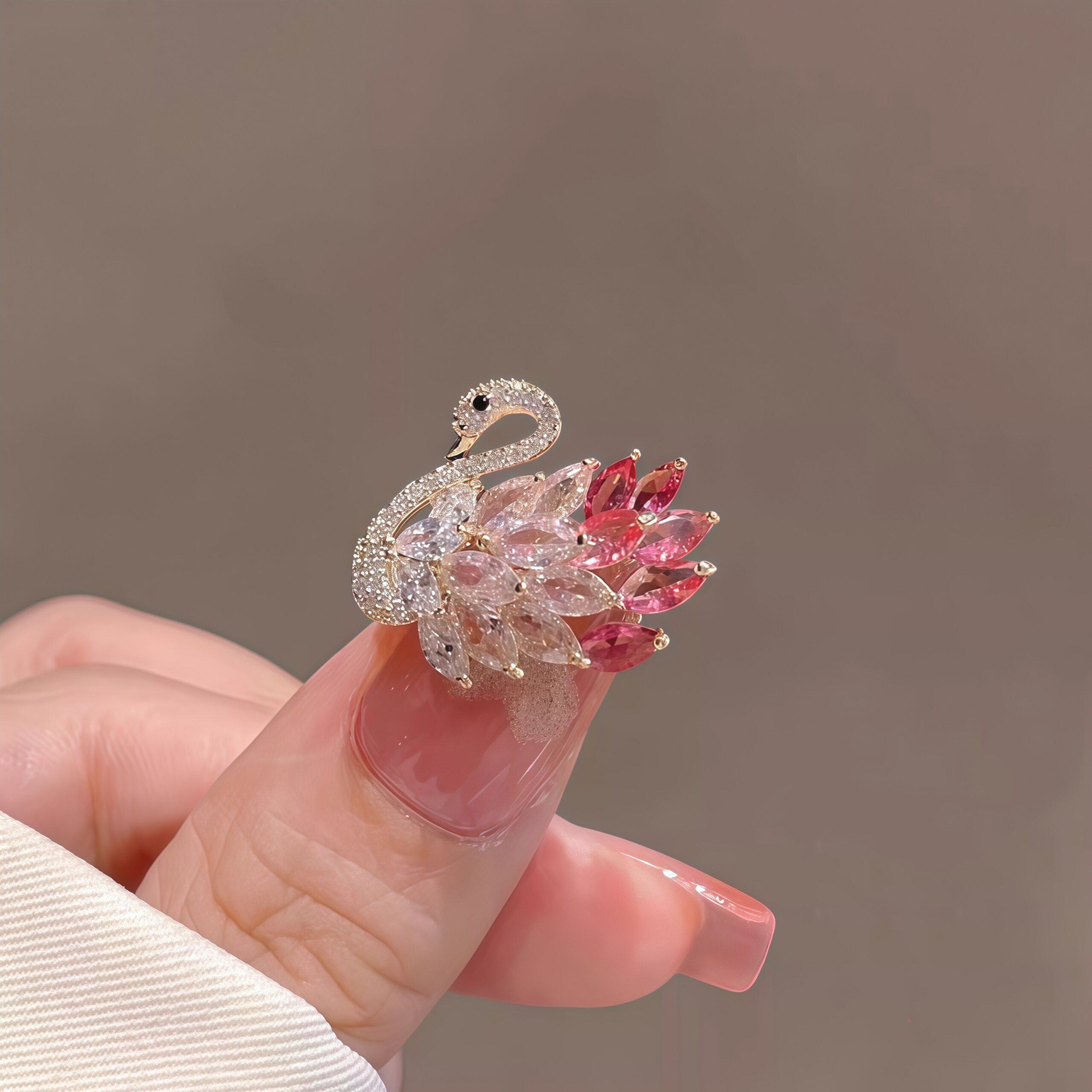 日系可爱高档天鹅胸针女款韩国时尚水晶锆石西服胸花毛衣别针配饰