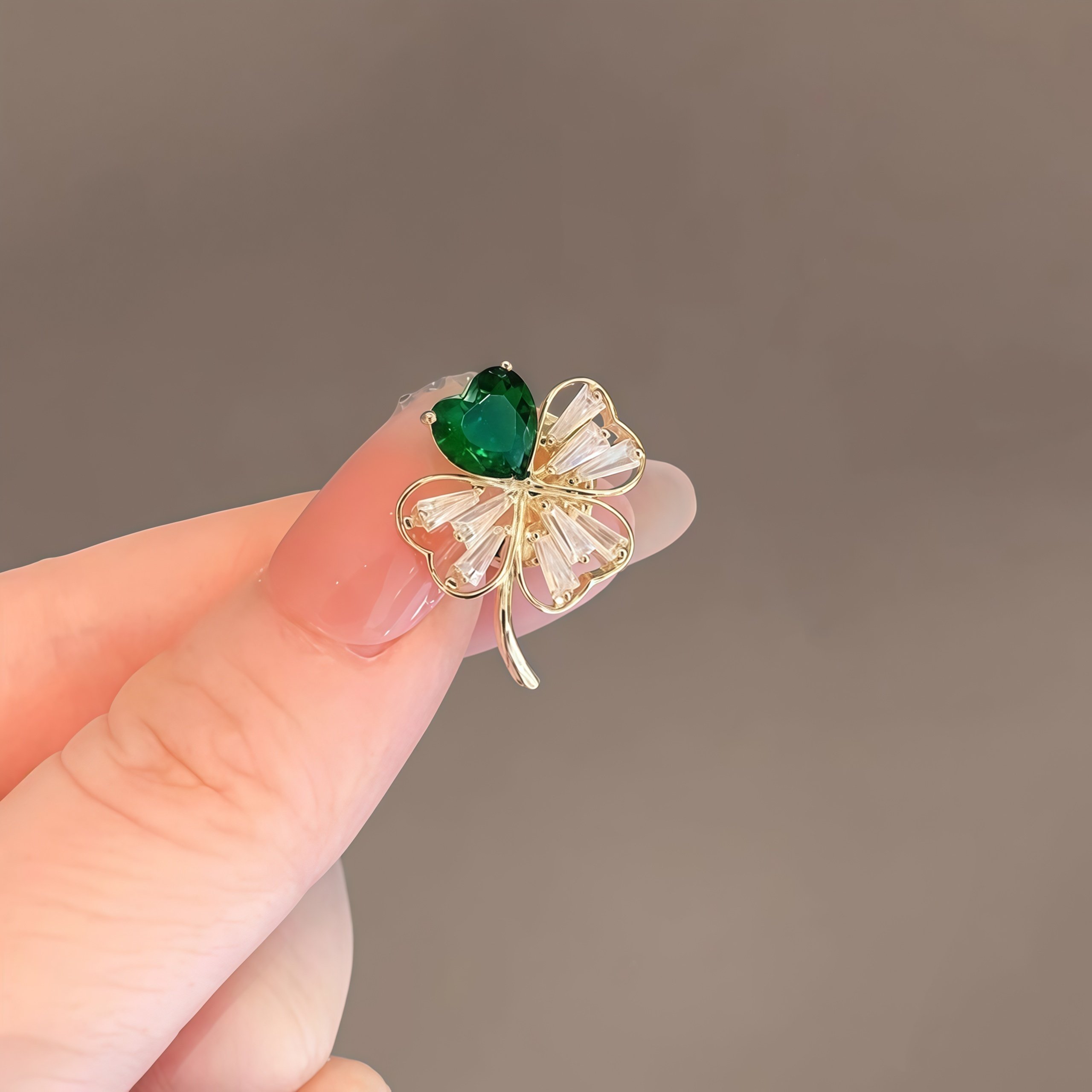 绿色幸运四叶草胸针女小众设计精致胸花防走光扣别针西装毛衣配饰,饰品/流行首饰/时尚饰品新,胸针,淘宝优惠券,粉丝福利购,淘宝优惠卷