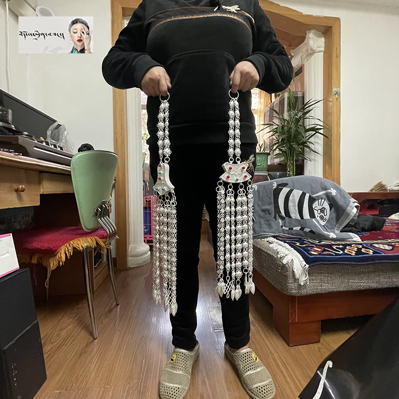 藏族女士对装藏袍配饰腰链