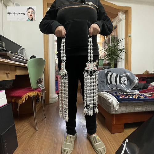 藏族女士对装藏袍配饰腰链