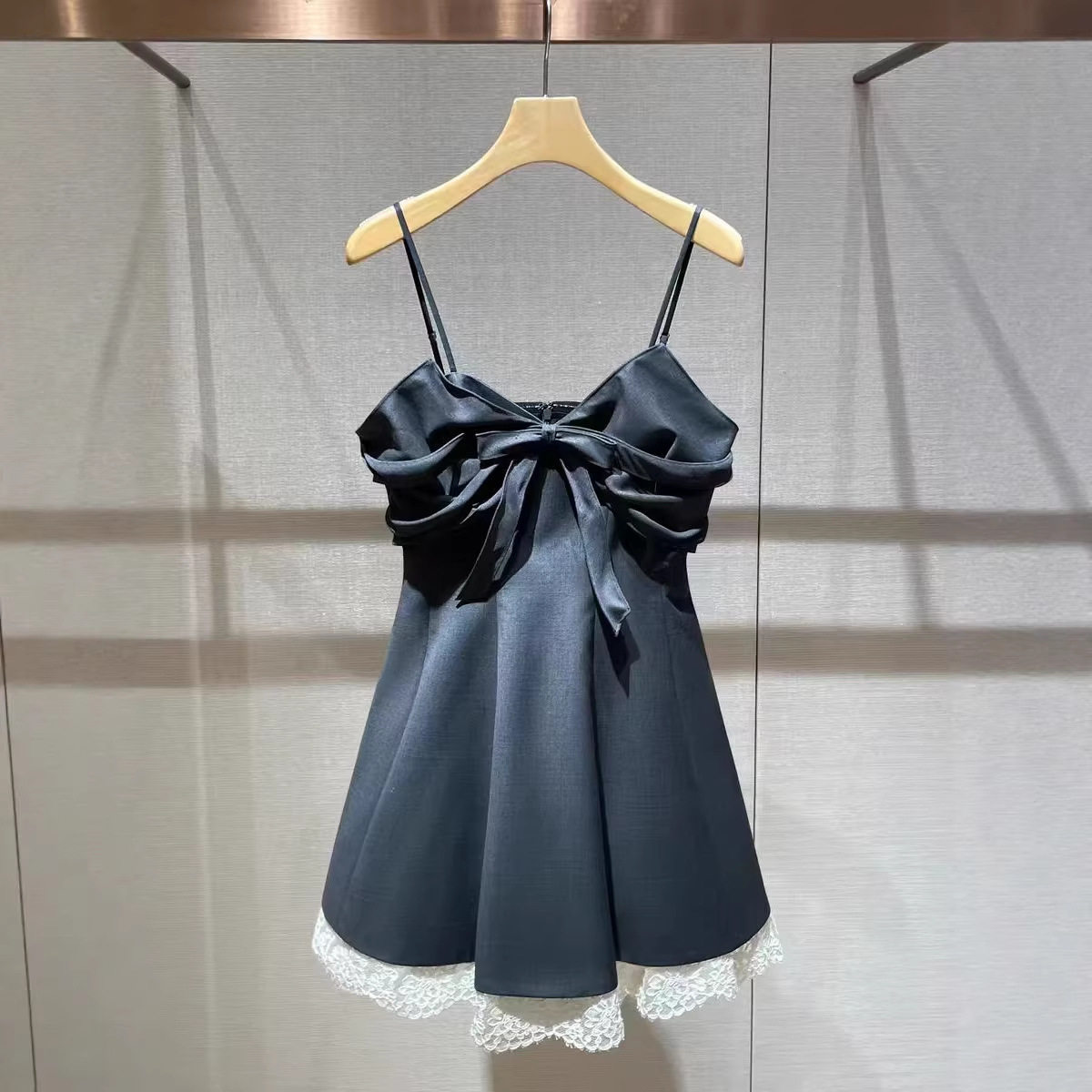 性感连衣裙女新款2026春季小众设计感抹胸蝴蝶结拼接蕾丝吊带裙子