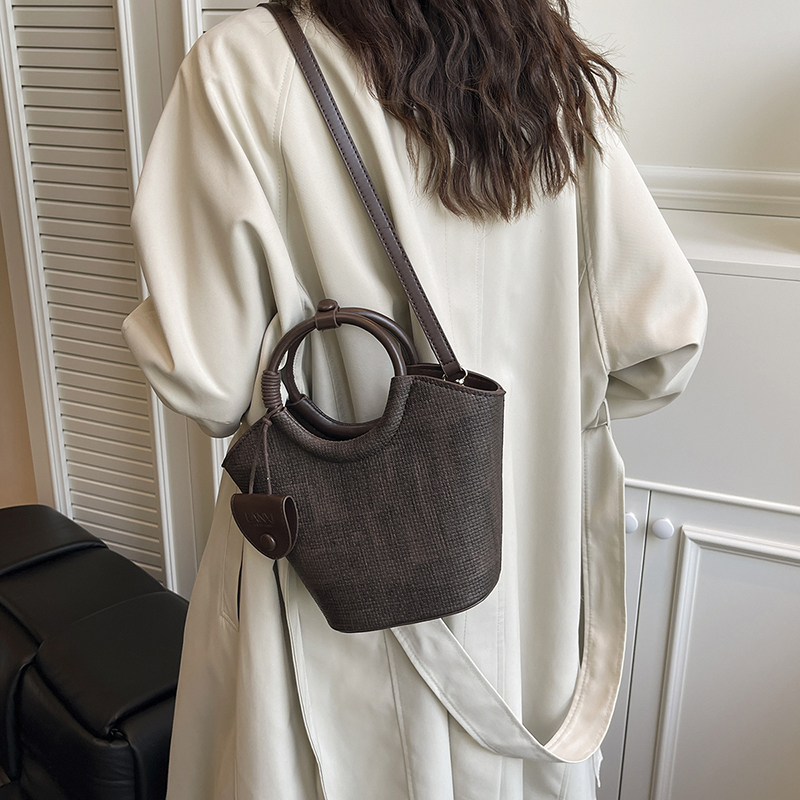 简约时尚洋气单肩包包斜挎水桶包