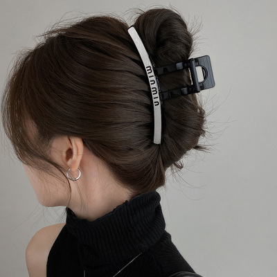 轻奢高级感亮银金属条字母发夹