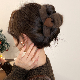 秋冬韩系爱心毛绒抓夹女2026新款后脑勺盘发发夹高级感毛毛鲨鱼夹