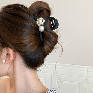 小香风山茶花珍珠抓夹后脑勺盘发鲨鱼夹优雅气质百搭发夹中号发抓