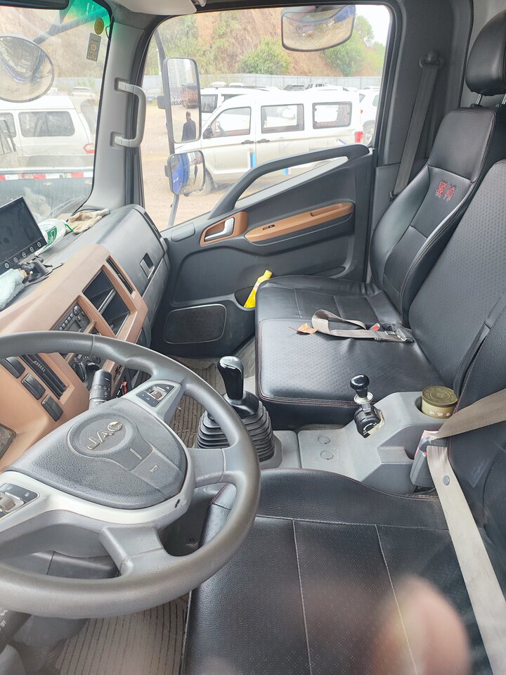 3月18日梧州车牌号为粤E9KP28号江淮牌轻型箱式货车一辆网络拍卖公告