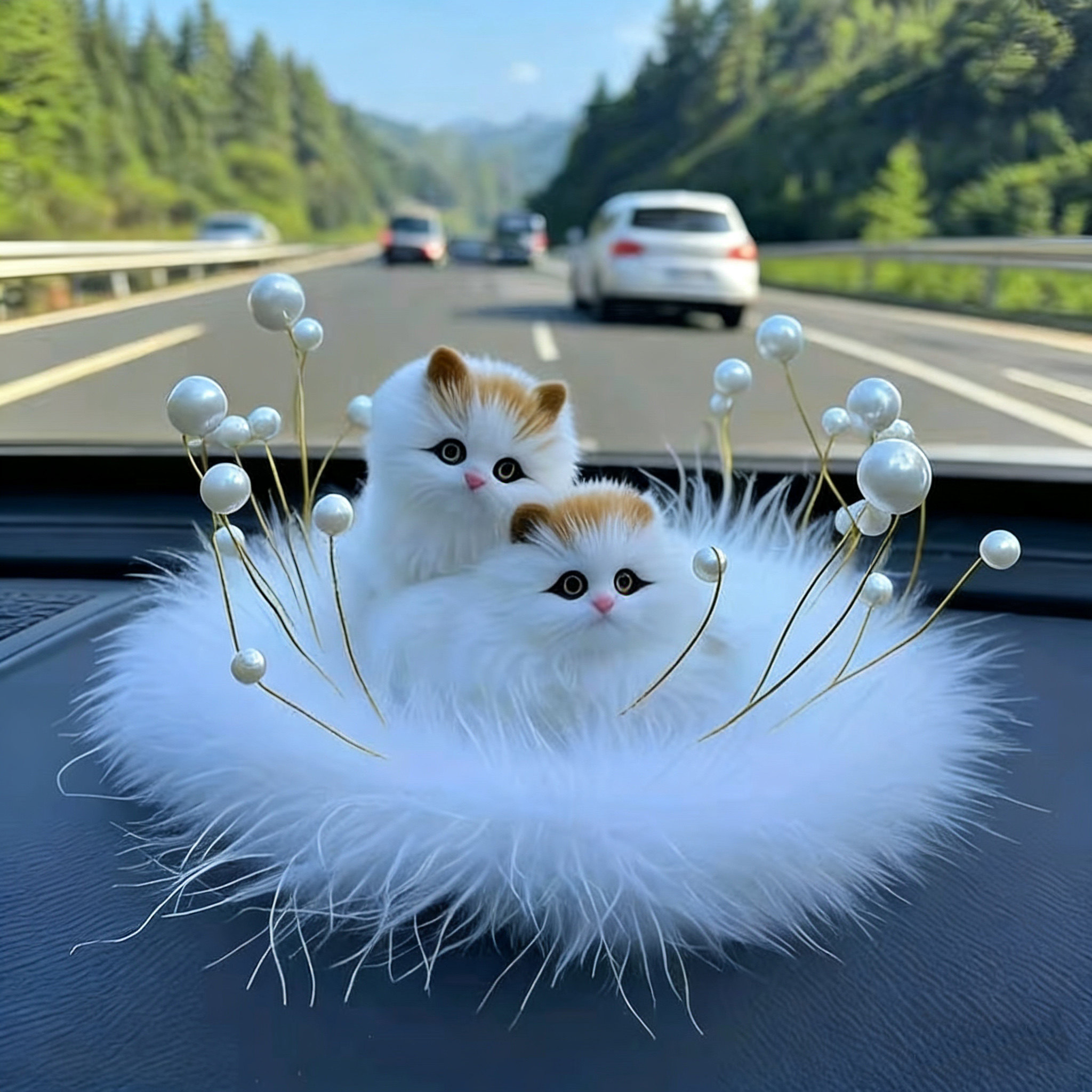 汽车摆件可爱小猫咪羽毛防滑垫中控台车载仪表台装饰女生网红萌宠