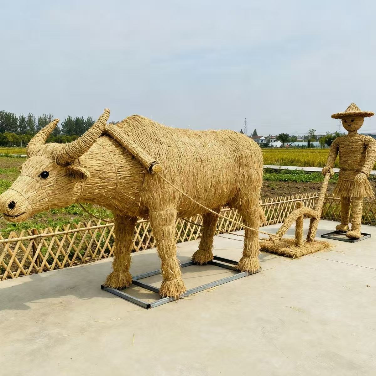 大型稻草牛景观雕塑户外装饰
