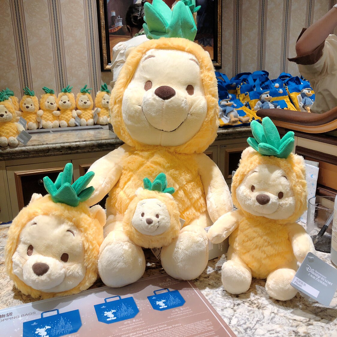 上海迪士尼乐园国内代购菠萝头维尼毛绒公仔挂件斜挎包可爱包娃娃