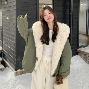 军绿色大毛领连帽派克棉服女冬季 加厚保暖牛角扣连帽毛绒短外套