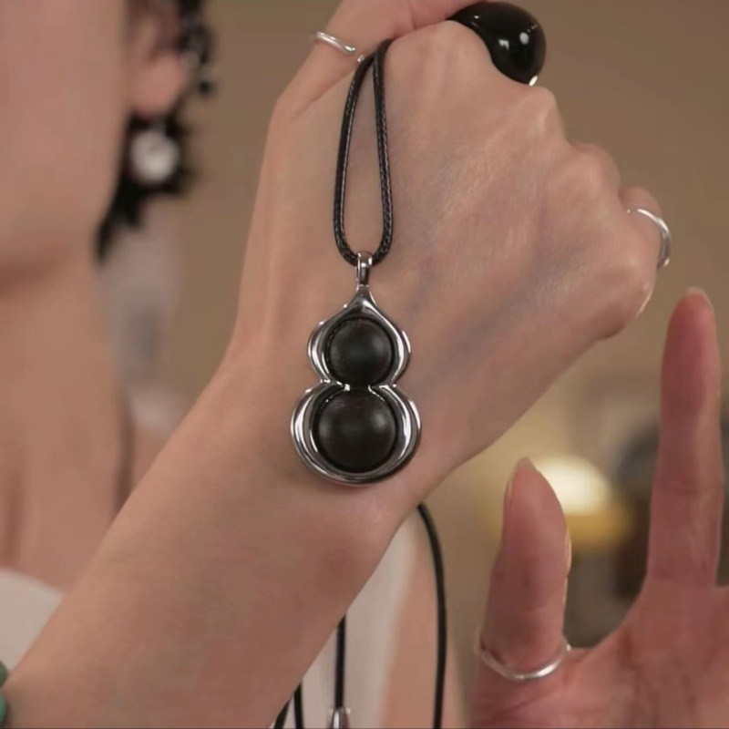 暗黑复古黑色葫芦项链女时尚百搭吊坠轻奢气质长款沐葫毛衣链配饰