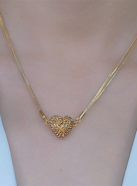 个性设计咖色满钻磁吸爱心项链女