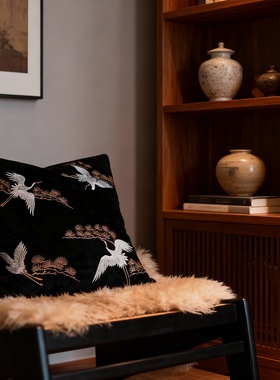 新中式仙鹤刺绣黑色丝绒抱枕