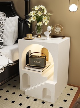 现代简约白色床头柜装饰摆件